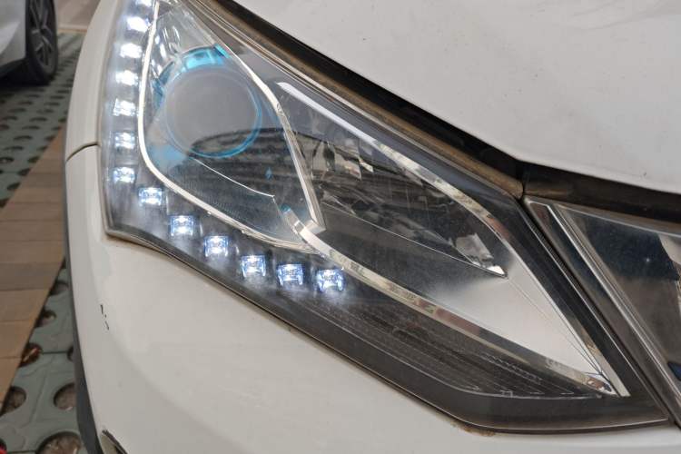 Used BYD Song New Energy 2017 Song DM 1.5TID All-Wheel Drive Luxury Model Right Front Headlight