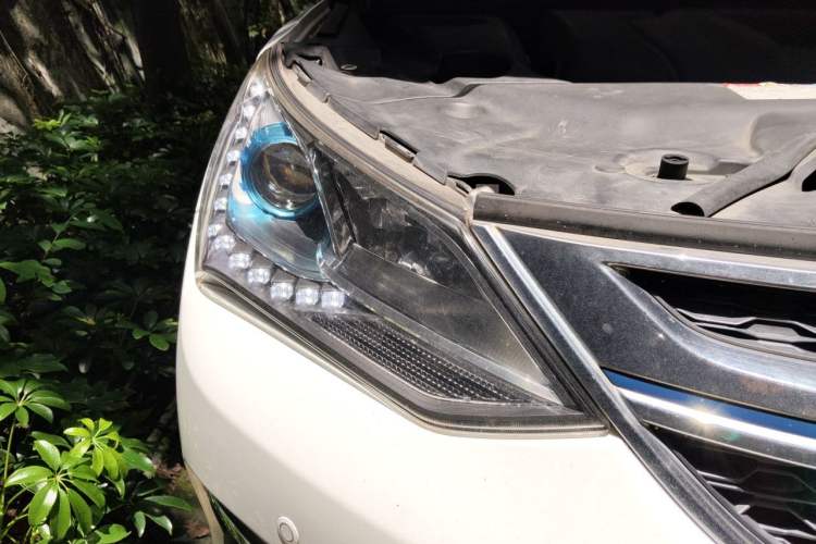 Used BYD Song New Energy 2017 Song DM 1.5TID All-Wheel Drive Luxury Model Right Front Headlight