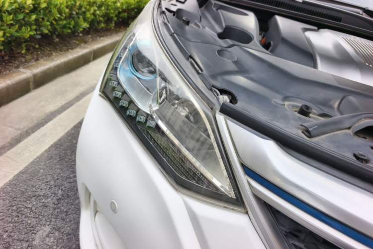 Used BYD Song New Energy 2017 Song DM 1.5TID All-Wheel Drive Prestige Model Right Front Headlight