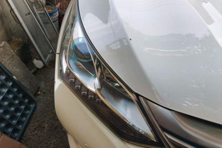 Used BYD Song New Energy 2017 Song DM 1.5TID All-Wheel Drive Luxury Model Right Front Headlight