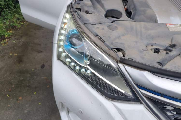 Used BYD Song New Energy 2017 Song DM 1.5TID All-Wheel Drive Prestige Model Right Front Headlight