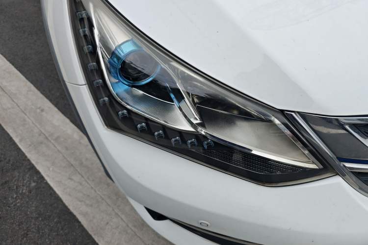 Used BYD Song New Energy 2017 Song DM 1.5TID All-Wheel Drive Luxury Model Right Front Headlight