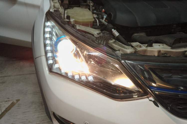 Used BYD Song New Energy 2017 Song DM 1.5TID All-Wheel Drive Luxury Model Right Front Headlight