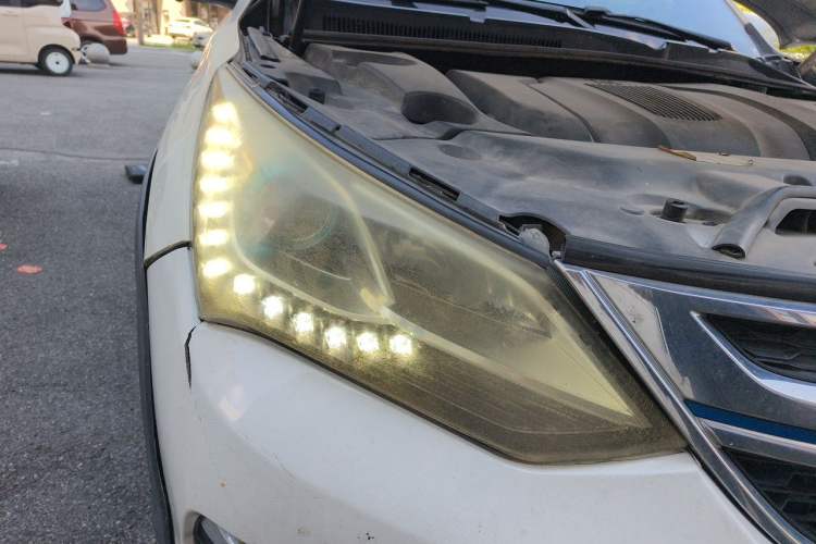 Used BYD Song New Energy 2017 Song DM 1.5TID All-Wheel Drive Luxury Model Right Front Headlight