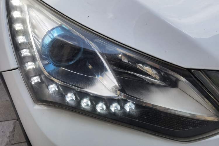 Used BYD Song New Energy 2017 Song DM 1.5TID All-Wheel Drive Luxury Model Right Front Headlight