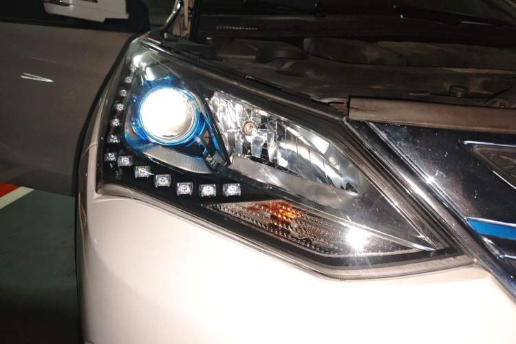 Used BYD Song New Energy 2017 Song DM 1.5TID All-Wheel Drive Luxury Model Right Front Headlight