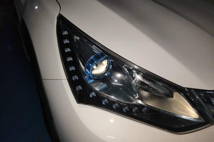 Used BYD Song New Energy 2017 Song DM 1.5TID All-Wheel Drive Luxury Model Right Front Headlight