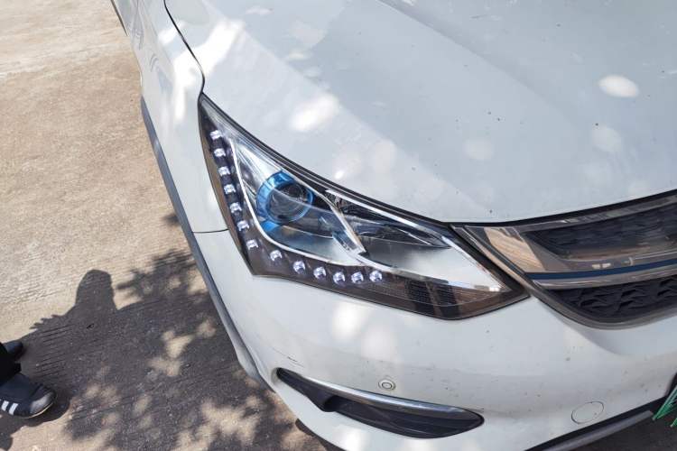 Used BYD Song New Energy 2017 Song DM 1.5TID All-Wheel Drive Luxury Model Right Front Headlight