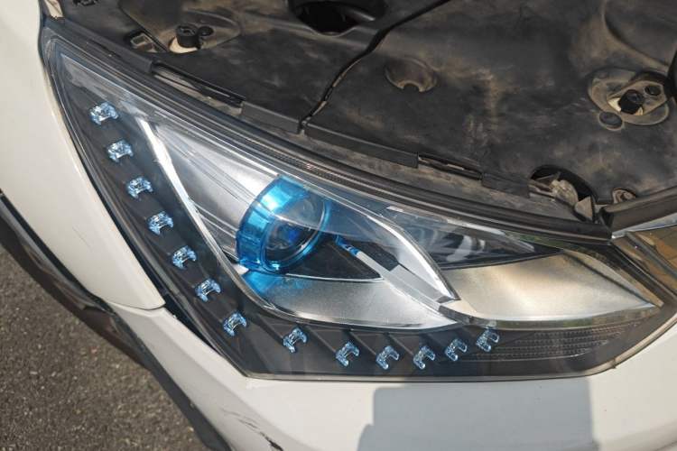 Used BYD Song New Energy 2017 Song DM 1.5TID All-Wheel Drive Luxury Model Right Front Headlight