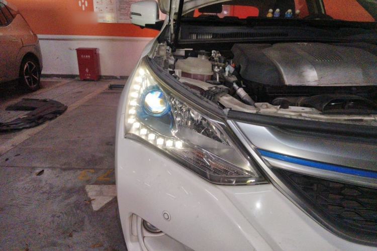 Used BYD Song New Energy 2017 Song DM 1.5TID All-Wheel Drive Luxury Model Right Front Headlight