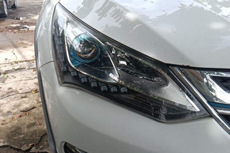 Used BYD Song New Energy 2017 Song DM 1.5TID All-Wheel Drive Prestige Model Right Front Headlight