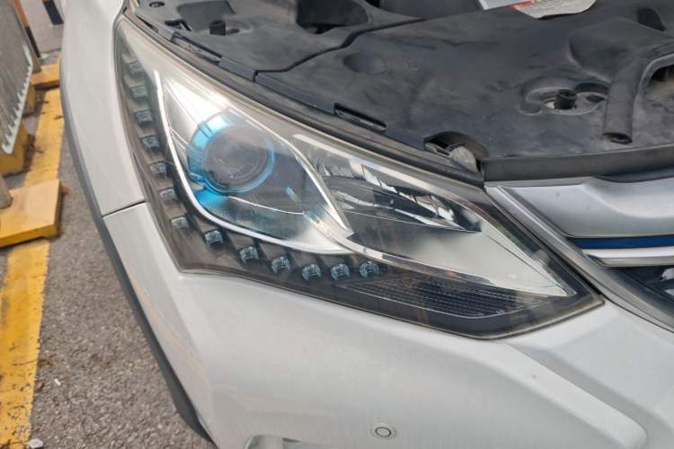 Used BYD Song New Energy 2017 Song DM 1.5TID All-Wheel Drive Luxury Model Right Front Headlight
