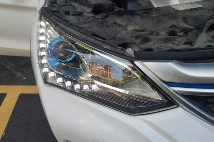 Used BYD Song New Energy 2017 Song DM 1.5TID All-Wheel Drive Luxury Model Right Front Headlight