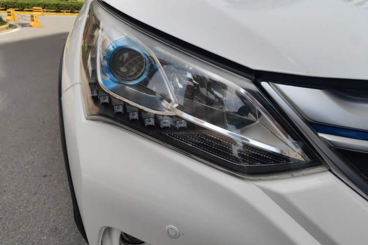 Used BYD Song New Energy 2017 Song DM 1.5TID All-Wheel Drive Prestige Model Right Front Headlight