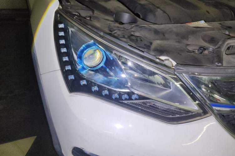 Used BYD Song New Energy 2017 Song DM 1.5TID All-Wheel Drive Luxury Model Right Front Headlight
