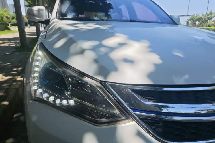 Used BYD Song New Energy 2017 Song DM 1.5TID All-Wheel Drive Luxury Model Right Front Headlight