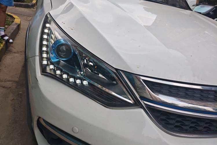 Used BYD Song New Energy 2017 Song DM 1.5TID All-Wheel Drive Luxury Model Right Front Headlight
