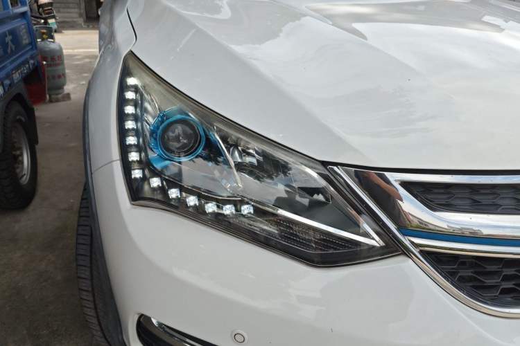 Used BYD Song New Energy 2017 Song DM 1.5TID All-Wheel Drive Luxury Model Right Front Headlight