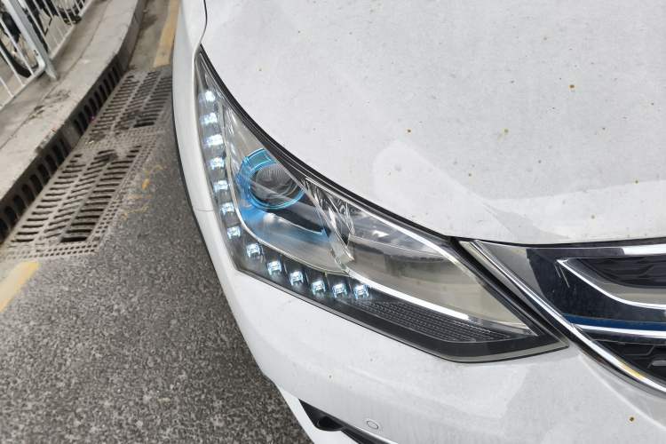 Used BYD Song New Energy 2017 Song DM 1.5TID All-Wheel Drive Luxury Model Right Front Headlight