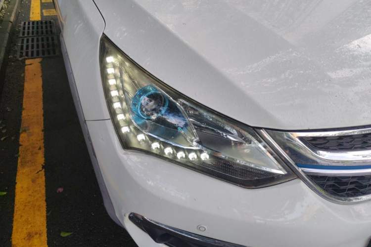 Used BYD Song New Energy 2017 Song DM 1.5TID All-Wheel Drive Luxury Model Right Front Headlight