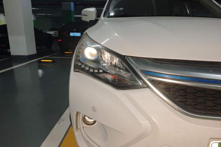 Used BYD Song New Energy 2017 Song DM 1.5TID All-Wheel Drive Luxury Model Right Front Headlight