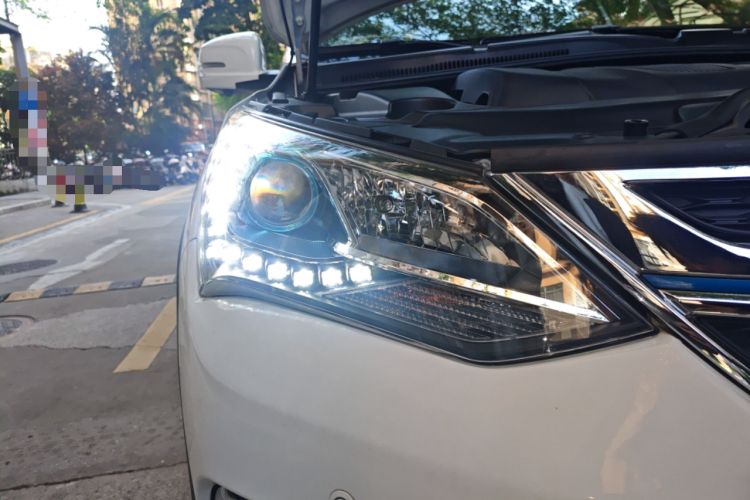 Used BYD Song New Energy 2017 Song DM 1.5TID All-Wheel Drive Luxury Model Right Front Headlight