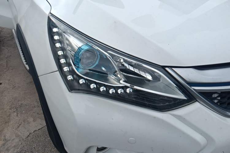 Used BYD Song New Energy 2017 Song DM 1.5TID All-Wheel Drive Luxury Model Right Front Headlight