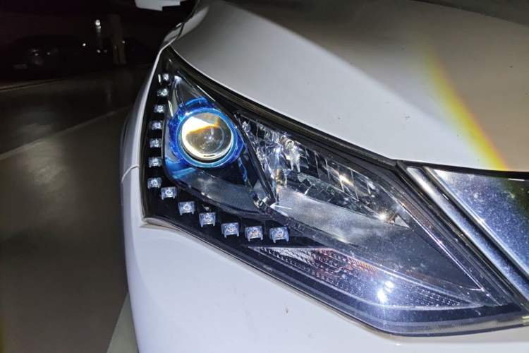 Used BYD Song New Energy 2017 Song DM 1.5TID All-Wheel Drive Prestige Model Right Front Headlight