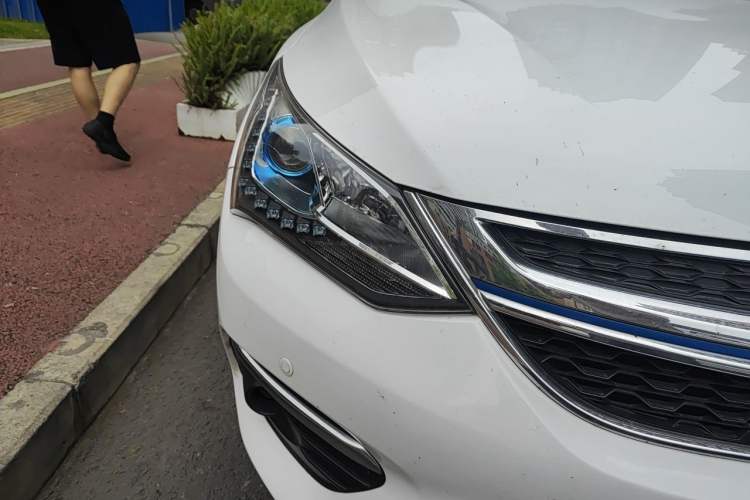 Used BYD Song New Energy 2017 Song DM 1.5TID All-Wheel Drive Luxury Model Right Front Headlight