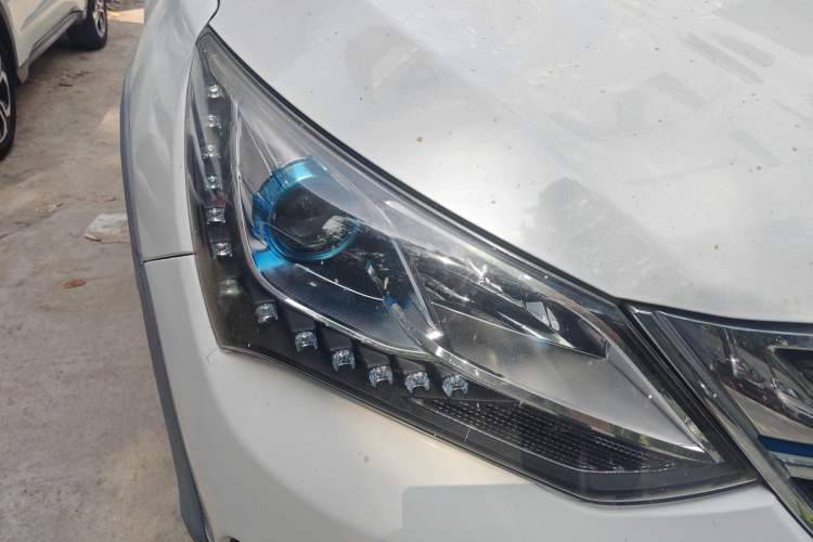 Used BYD Song New Energy 2017 Song DM 1.5TID All-Wheel Drive Luxury Model Right Front Headlight