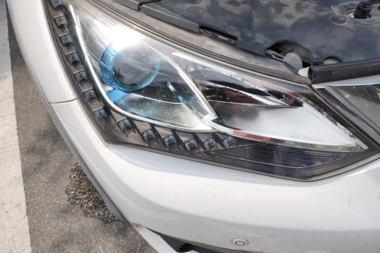 Used BYD Song New Energy 2017 Song DM 1.5TID All-Wheel Drive Luxury Model Right Front Headlight