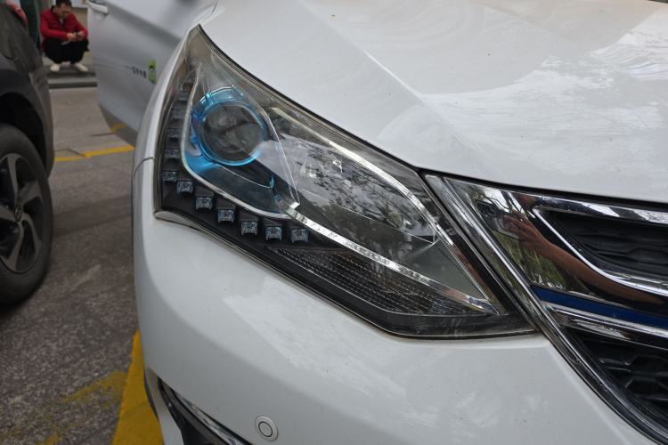 Used BYD Song New Energy 2017 Song DM 1.5TID All-Wheel Drive Luxury Model Right Front Headlight
