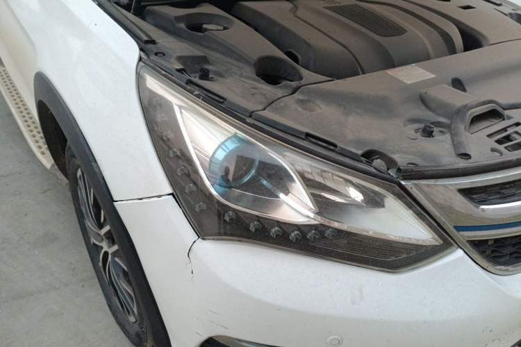 Used BYD Song New Energy 2017 Song DM 1.5TID All-Wheel Drive Luxury Model Right Front Headlight