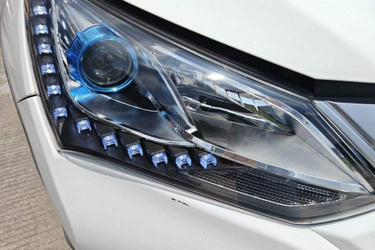 Used BYD Song New Energy 2017 Song DM 1.5TID All-Wheel Drive Prestige Model Right Front Headlight