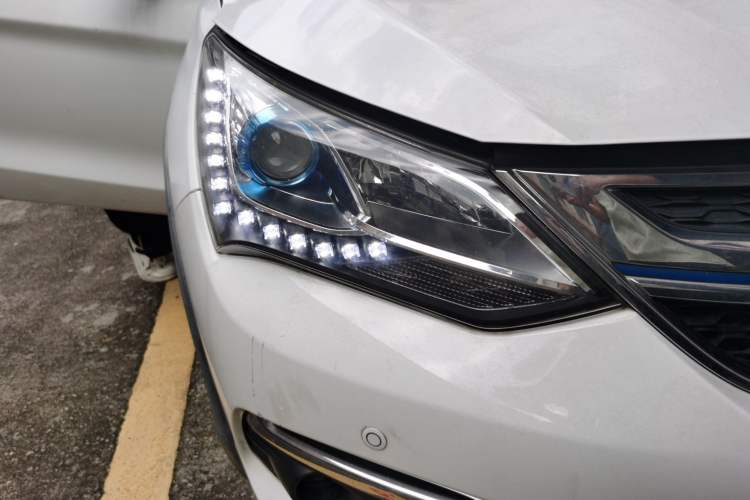 Used BYD Song New Energy 2017 Song DM 1.5TID All-Wheel Drive Luxury Model Right Front Headlight