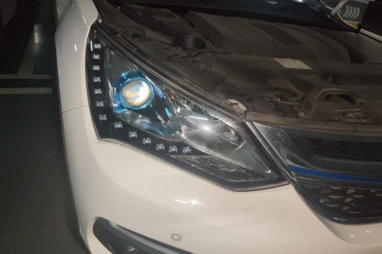 Used BYD Song New Energy 2017 Song DM 1.5TID All-Wheel Drive Luxury Model Right Front Headlight