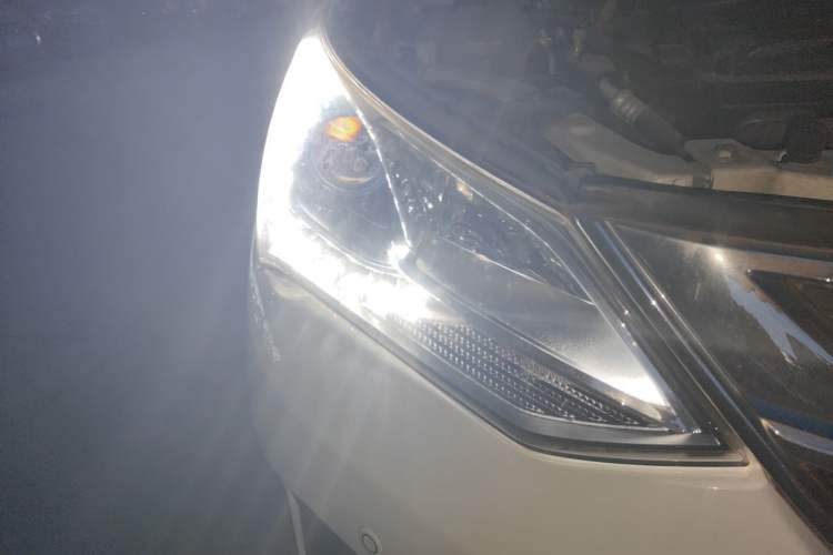Used BYD Song New Energy 2017 Song DM 1.5TID All-Wheel Drive Prestige Model Right Front Headlight