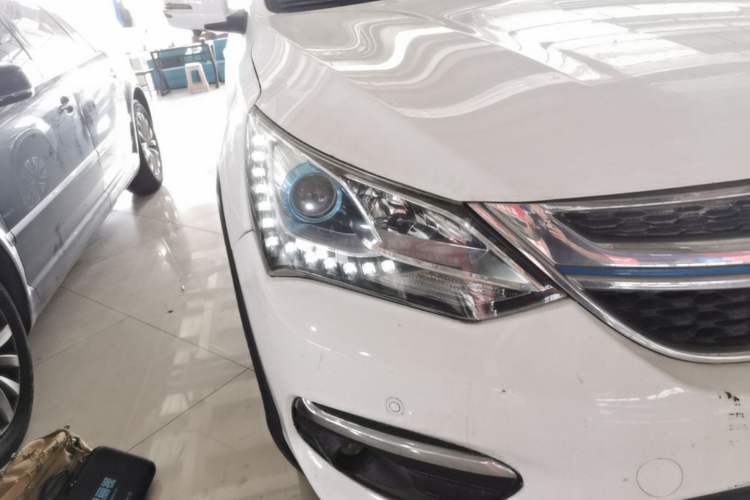 Used BYD Song New Energy 2017 Song DM 1.5TID All-Wheel Drive Prestige Model Right Front Headlight