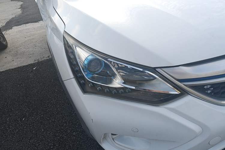 Used BYD Song New Energy 2017 Song DM 1.5TID All-Wheel Drive Prestige Model Right Front Headlight