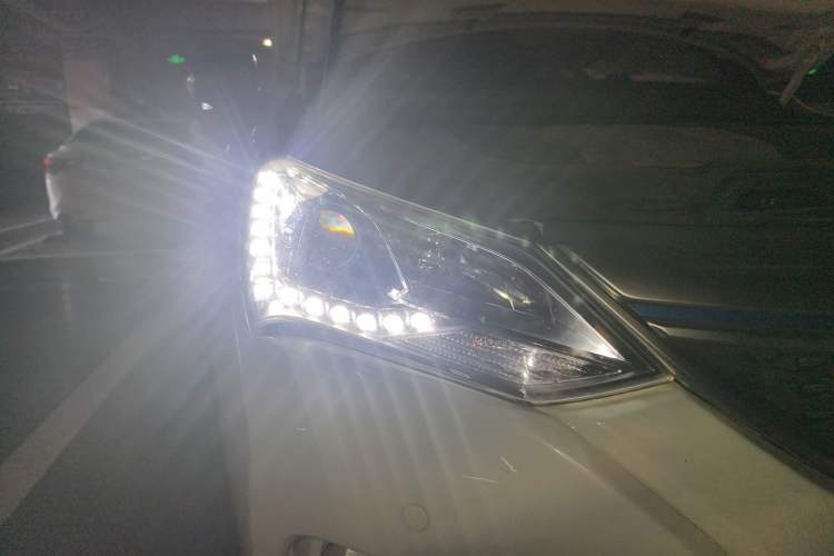 Used BYD Song New Energy 2017 Song DM 1.5TID All-Wheel Drive Luxury Model Right Front Headlight