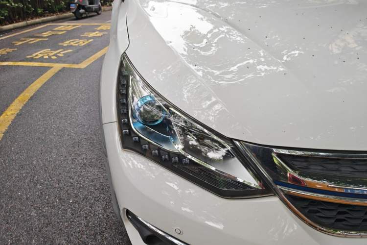 Used BYD Song New Energy 2017 Song DM 1.5TID All-Wheel Drive Luxury Model Right Front Headlight