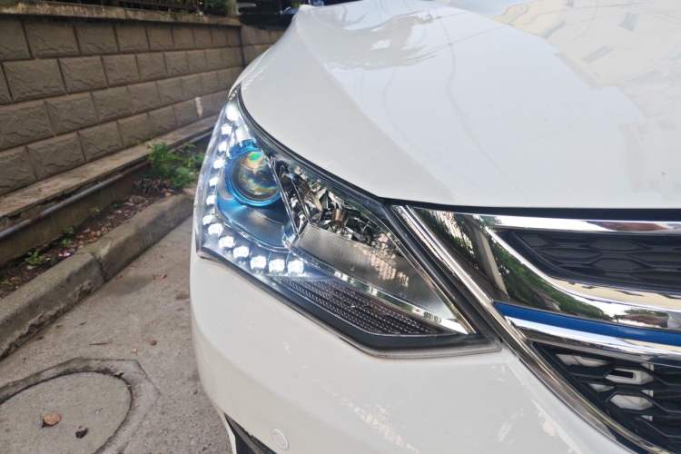 Used BYD Song New Energy 2017 Song DM 1.5TID All-Wheel Drive Luxury Model Right Front Headlight