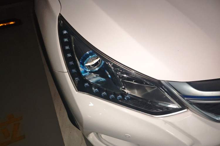 Used BYD Song New Energy 2017 Song DM 1.5TID All-Wheel Drive Luxury Model Right Front Headlight