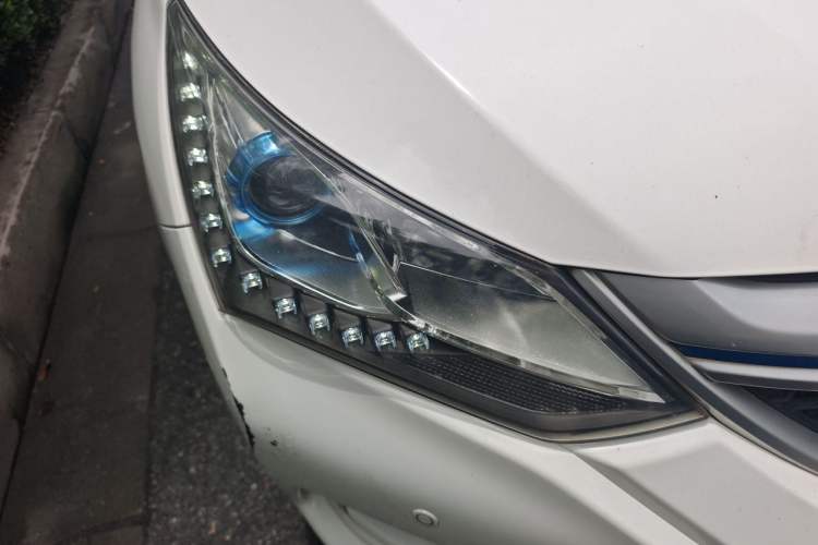 Used BYD Song New Energy 2017 Song DM 1.5TID All-Wheel Drive Luxury Model Right Front Headlight