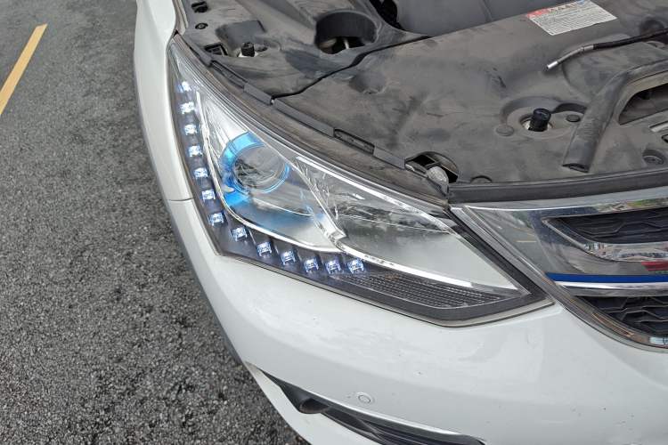 Used BYD Song New Energy 2017 Song DM 1.5TID All-Wheel Drive Luxury Model Right Front Headlight