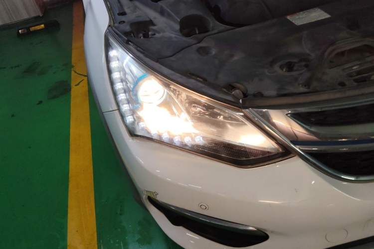 Used BYD Song New Energy 2017 Song DM 1.5TID All-Wheel Drive Luxury Model Right Front Headlight