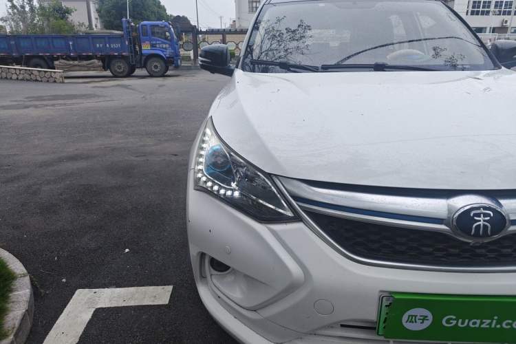 Used BYD Song New Energy 2017 Song DM 1.5TID All-Wheel Drive Luxury Model Right Front Headlight