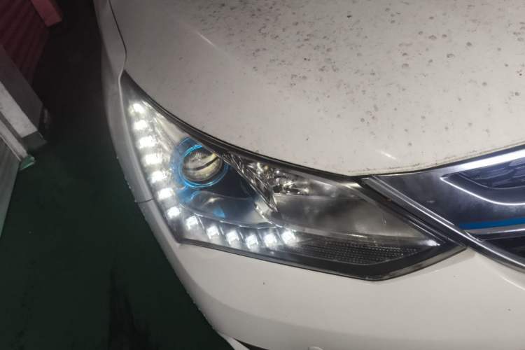 Used BYD Song New Energy 2017 Song DM 1.5TID All-Wheel Drive Prestige Model Right Front Headlight