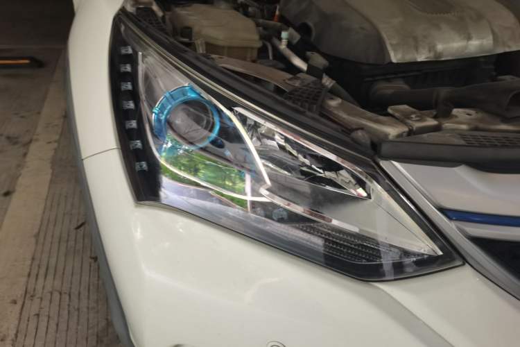 Used BYD Song New Energy 2017 Song DM 1.5TID All-Wheel Drive Luxury Model Right Front Headlight
