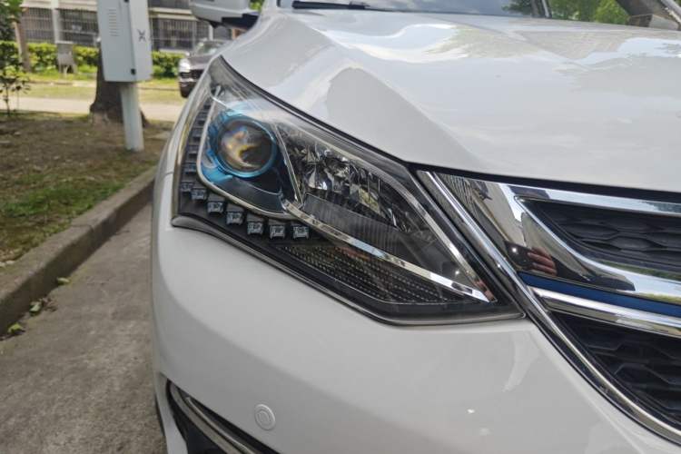 Used BYD Song New Energy 2017 Song DM 1.5TID All-Wheel Drive Luxury Model Right Front Headlight